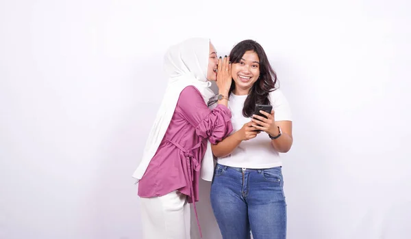 Zwei Asiatische Frauen Flüstern Flüstern Flüstern Isoliert Weißen Hintergrund — Stockfoto