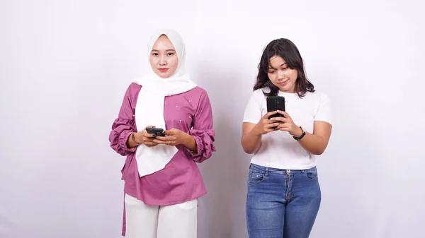 Twee Aziatische Meisjes Spelen Van Telefoon Geïsoleerd Met Witte Achtergrond — Stockfoto
