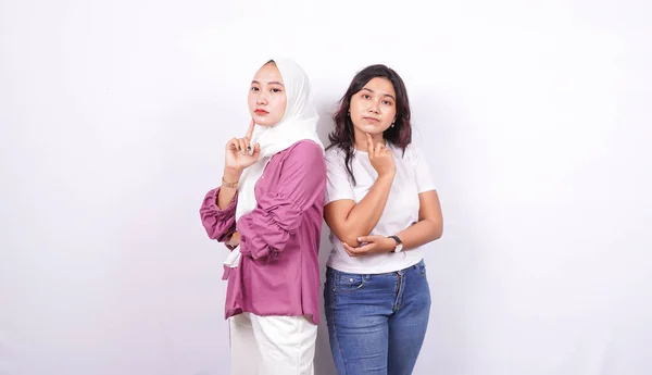 Dua Wanita Asia Memikirkan Sesuatu Yang Terisolasi Dengan Latar Belakang — Stok Foto