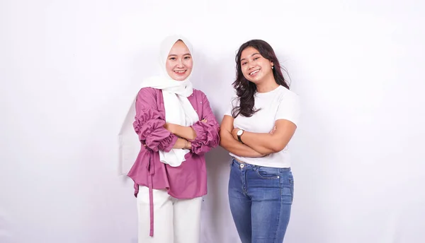 Deux Femmes Asiatiques Faisant Des Expressions Heureuses Isolé Fond Blanc — Photo