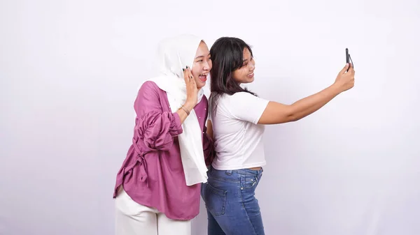 Duas Mulheres Asiáticas Fazendo Selfies Isolado Fundo Branco — Fotografia de Stock
