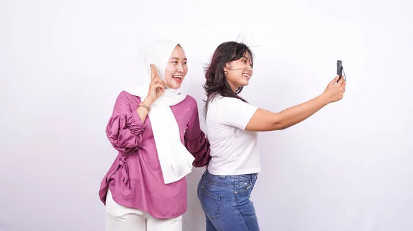 Due Donne Asiatiche Facendo Selfie Isolato Sfondo Bianco — Foto Stock
