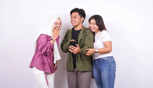 Duas Mulheres Homem Estão Falando Com Telefone Isolado Fundo Branco — Fotografia de Stock