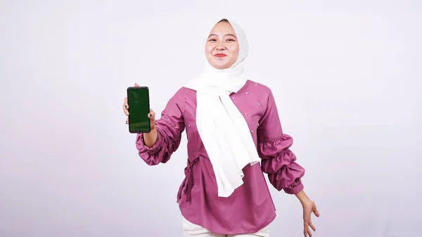 Belle Donne Hijab Piedi Con Schermo Verde — Foto Stock