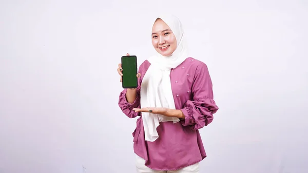 Mooie Vrouwen Hijab Staan Met Groen Scherm — Stockfoto