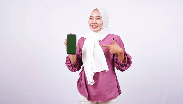 Vackra Kvinnor Hijab Stående Med Grön Skärm — Stockfoto