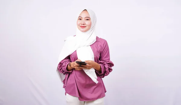 Schöne Frauen Hijab Mit Telefon Isoliert Weißen Hintergrund — Stockfoto