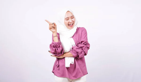 Hijab Wanita Cantik Menunjuk Latar Belakang Putih Yang Terisolasi — Stok Foto