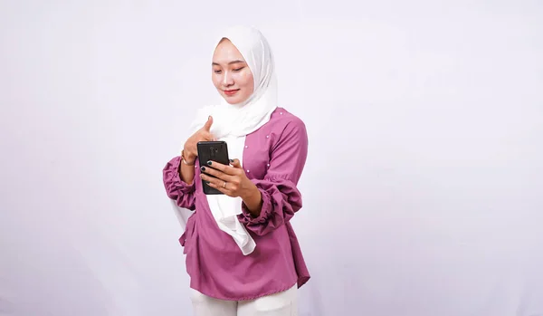 美しい女性ヒジャーブ携帯電話を保持隔離された白い背景 — ストック写真