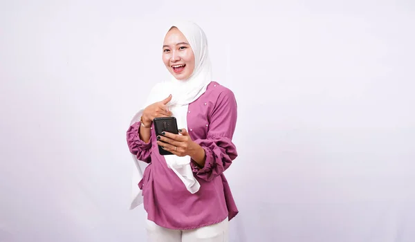 Belle Donne Hijab Possesso Telefono Isolato Sfondo Bianco — Foto Stock