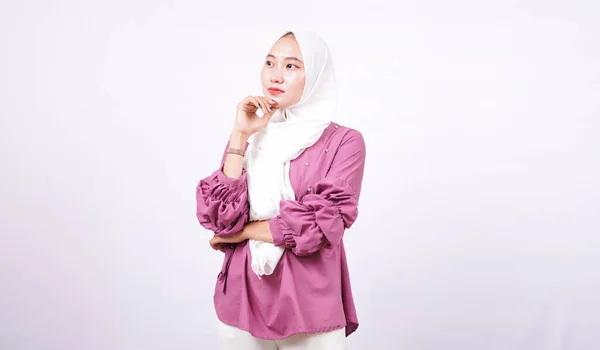 Schöne Frauen Hijab Denken Isoliert Weißen Hintergrund — Stockfoto