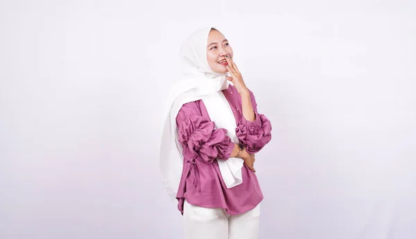 Vackra Kvinnor Hijab Skratta Isolerad Vit Bakgrund — Stockfoto