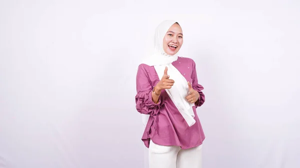 Hijab Wanita Cantik Menunjuk Depan Terisolasi Latar Belakang Putih — Stok Foto