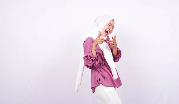 Mulheres Bonitas Hijab Nomear Frente Isolado Fundo Branco — Fotografia de Stock
