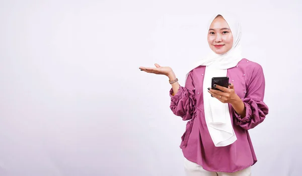 Belle Donne Hijab Zona Puntamento Tenere Telefono Isolato Sfondo Bianco — Foto Stock