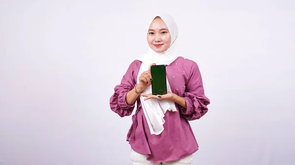 Schöne Frauen Hijab Zeigebereich Und Halten Telefon Isoliert Weißen Hintergrund — Stockfoto