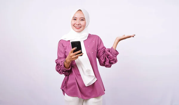 Belle Donne Hijab Zona Puntamento Tenere Telefono Isolato Sfondo Bianco — Foto Stock