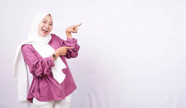 Belle Donne Hijab Puntando Zona Vuota Sfondo Bianco Isolato Destra — Foto Stock