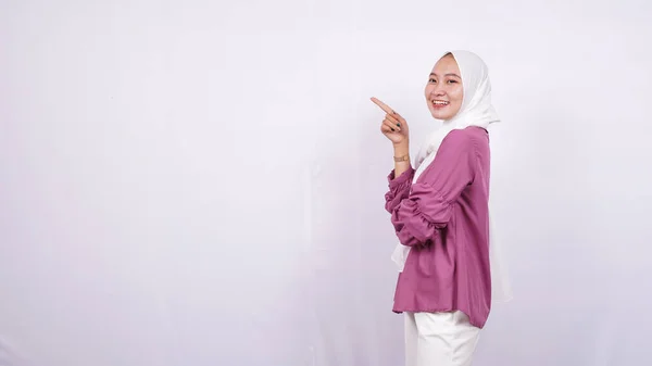 Wanita Cantik Hijab Menunjuk Daerah Kosong Kiri Terisolasi Latar Belakang — Stok Foto