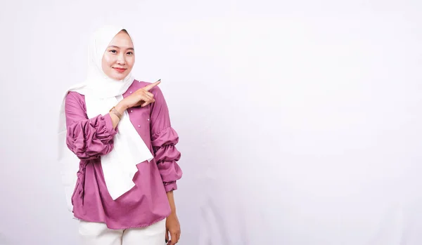 Belles Femmes Hijab Pointant Zone Vierge Sur Fond Blanc Isolé — Photo