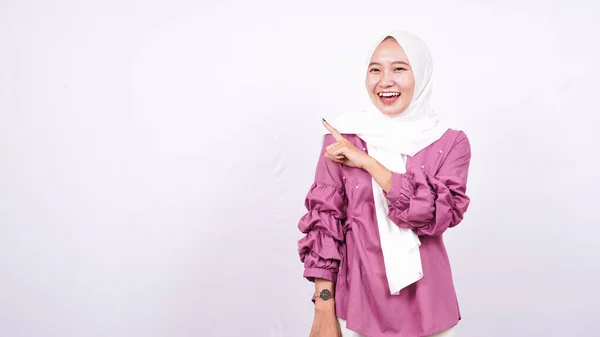 Wanita Cantik Hijab Menunjuk Daerah Kosong Kiri Terisolasi Latar Belakang — Stok Foto