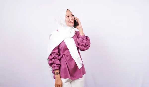 Hijab Wanita Cantik Berbicara Telepon Terisolasi Latar Belakang Putih — Stok Foto