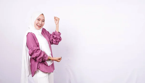 Hijab Wanita Cantik Merayakan Kebahagiaan Terisolasi Latar Belakang Putih — Stok Foto