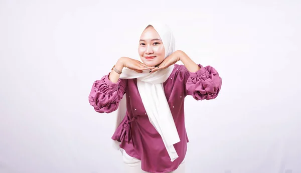 Asiatiska Kvinnor Bär Hijab Stödja Sin Haka Isolerad Vit Bakgrund — Stockfoto