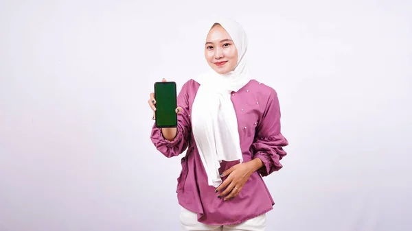 Schöne Frauen Hidschab Stehend Mit Grünem Bildschirm — Stockfoto