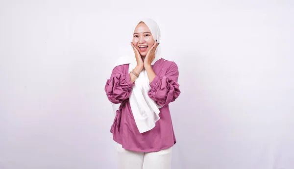 Όμορφες Γυναίκες Hijab Αισθάνονται Ευτυχείς Απομονωμένη Λευκό Φόντο — Φωτογραφία Αρχείου