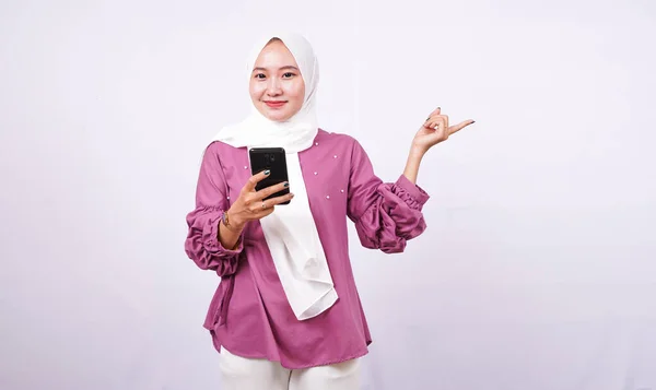 Schöne Frauen Hijab Zeigebereich Und Halten Telefon Isoliert Weißen Hintergrund — Stockfoto