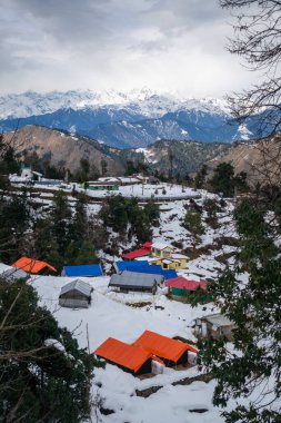 Chopta in uttarakhand 'a küçük bir bakış. Karla kaplı dağlar ve akşamları güzel günbatımlı yollar..