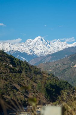 Chopta in uttarakhand 'a küçük bir bakış. Karla kaplı dağlar ve akşamları güzel günbatımlı yollar..