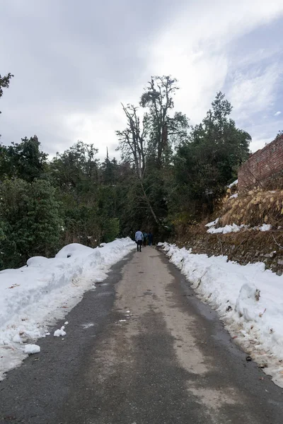 Krótkie Spojrzenie Miejsce Chopta Uttarakhand Pokryte Śniegiem Góry Drogi Pięknymi — Zdjęcie stockowe