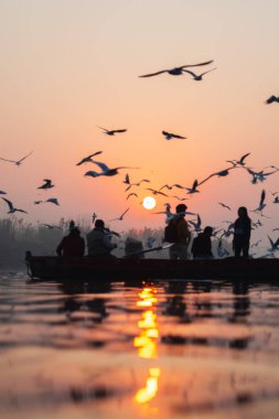 Delhi 'deki Yamuna Ghat' a tipik bir gündoğumu böyle bakar. .