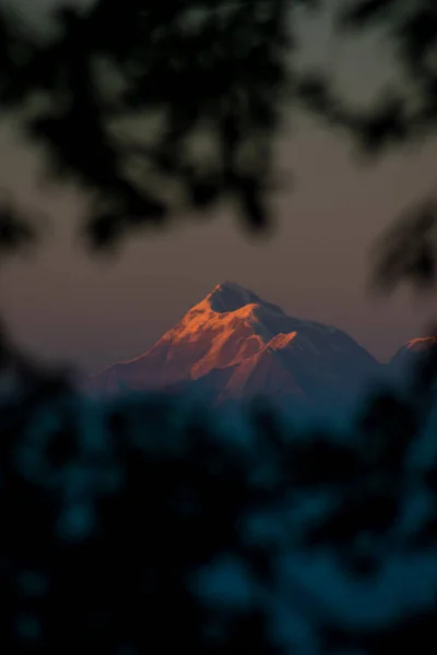 Desfrutando Bela Vista Pico Trishul Enquanto Últimos Raios Sol Atinge — Fotografia de Stock