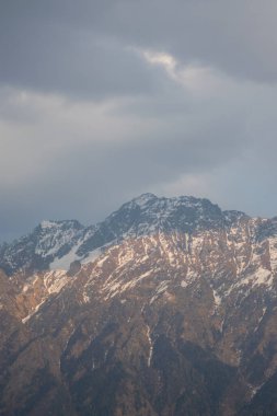Çok güneşli bir günde Uttarakhand bölgesinin Himalaya tepeleri karla kaplıydı.
