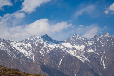 Çok güneşli bir günde Uttarakhand bölgesinin Himalaya tepeleri karla kaplıydı.