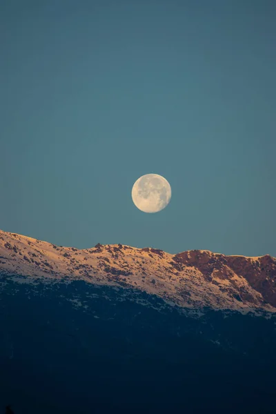 Schijnende Volle Maan Zichtbaar Terwijl Eerste Zonnestralen Beginnen Vallen Met — Stockfoto