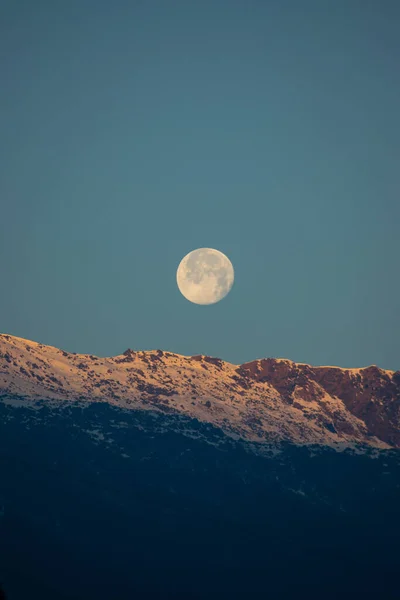 Luna Llena Brillante Visible Mientras Que Los Primeros Rayos Del — Foto de Stock