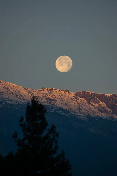 Lua Cheia Brilhante Visível Enquanto Primeiros Raios Sol Começa Cair — Fotografia de Stock