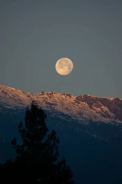 Lua Cheia Brilhante Visível Enquanto Primeiros Raios Sol Começa Cair — Fotografia de Stock