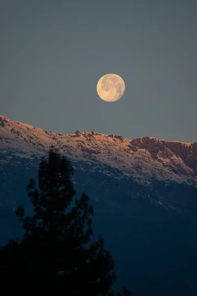 Luna Llena Brillante Visible Mientras Que Los Primeros Rayos Del — Foto de Stock