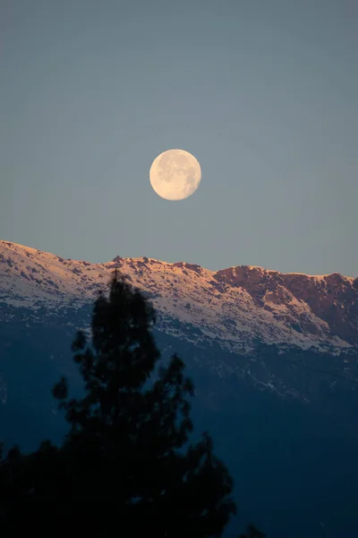 Schijnende Volle Maan Zichtbaar Terwijl Eerste Zonnestralen Beginnen Vallen Met — Stockfoto