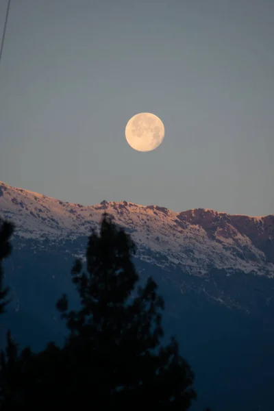 Lua Cheia Brilhante Visível Enquanto Primeiros Raios Sol Começa Cair — Fotografia de Stock