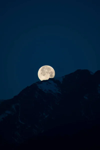 Lysende Fullmåne Synlig Himalayiske Fjell Før Soloppgang – stockfoto