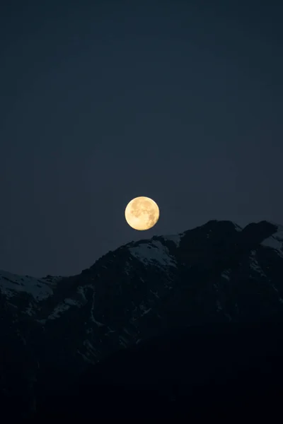 ヒマラヤ山脈では日の出の数分前に輝く満月が見える — ストック写真