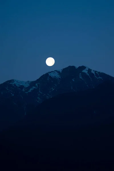 Zářící Úplněk Viditelný Himálajských Horách Několik Minut Před Východem Slunce — Stock fotografie