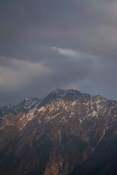 Pokryte Śniegiem Himalajskie Szczyty Regionu Uttarakhand Bardzo Jasny Słoneczny Dzień — Zdjęcie stockowe