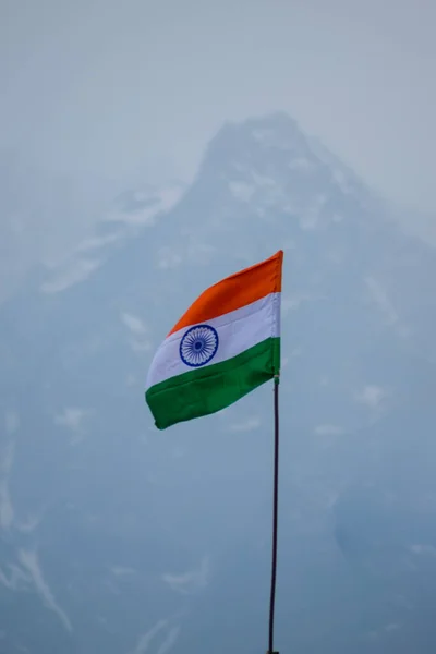 Trójkolorowa Flaga Indyjska Górach Himalajskich Falująca Powietrzu Pod Naciskiem Wiatru — Zdjęcie stockowe